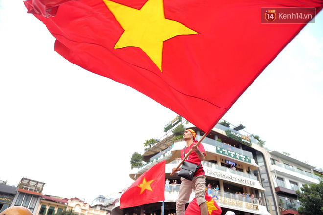 Cổ động viên cả nước vỡ òa cảm xúc trước bàn thắng của Anh Đức nâng tỷ số lên 2-0-70