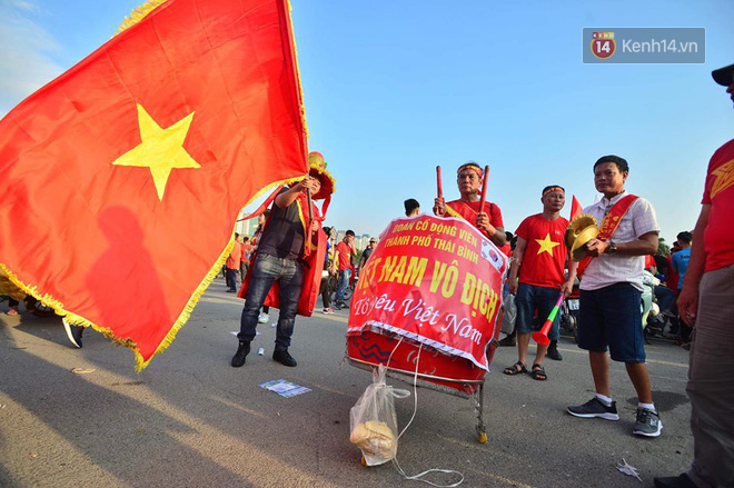 Cổ động viên cả nước vỡ òa cảm xúc trước bàn thắng của Anh Đức nâng tỷ số lên 2-0-43