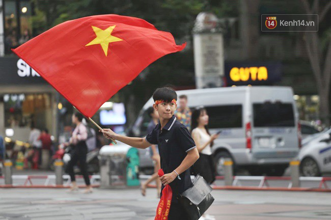Cổ động viên cả nước vỡ òa cảm xúc trước bàn thắng của Anh Đức nâng tỷ số lên 2-0-54