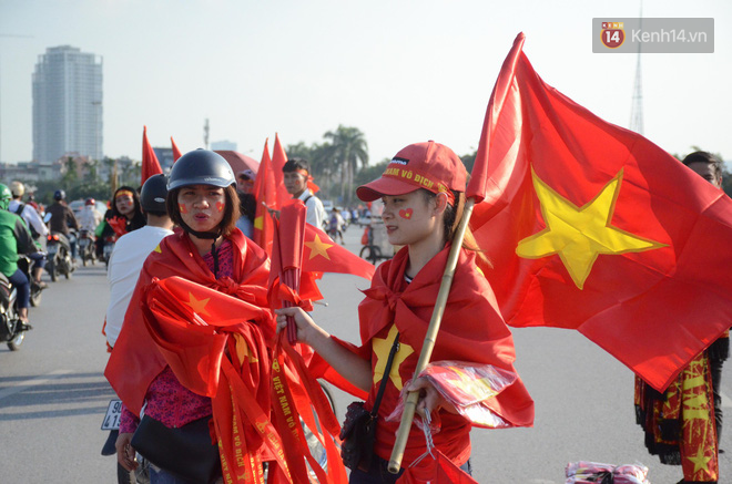 Cổ động viên cả nước vỡ òa cảm xúc trước bàn thắng của Anh Đức nâng tỷ số lên 2-0-74