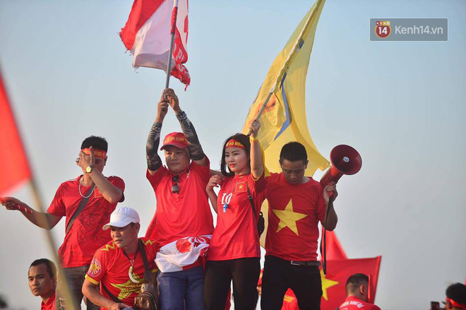 Cổ động viên cả nước vỡ òa cảm xúc trước bàn thắng của Anh Đức nâng tỷ số lên 2-0-45