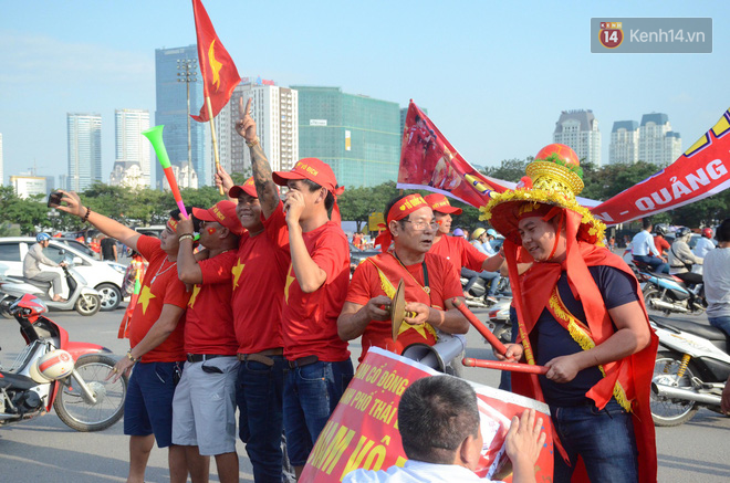 Cổ động viên cả nước vỡ òa cảm xúc trước bàn thắng của Anh Đức nâng tỷ số lên 2-0-75