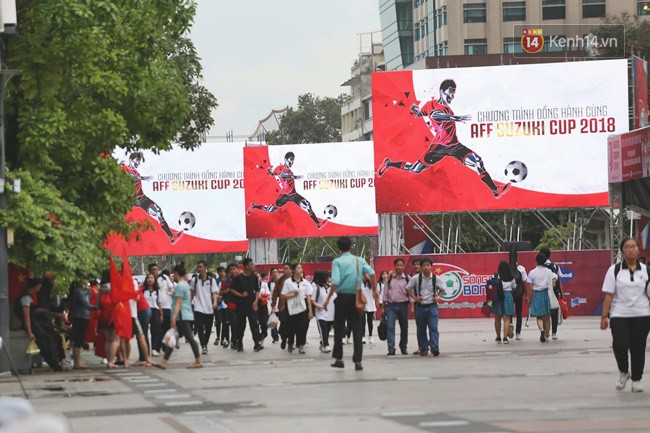 Cổ động viên cả nước vỡ òa cảm xúc trước bàn thắng của Anh Đức nâng tỷ số lên 2-0-55