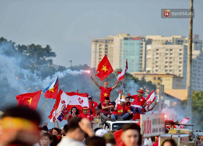 Cổ động viên cả nước vỡ òa cảm xúc trước bàn thắng của Anh Đức nâng tỷ số lên 2-0-46