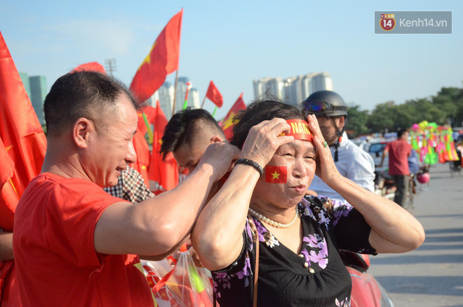 Cổ động viên cả nước vỡ òa cảm xúc trước bàn thắng của Anh Đức nâng tỷ số lên 2-0-76