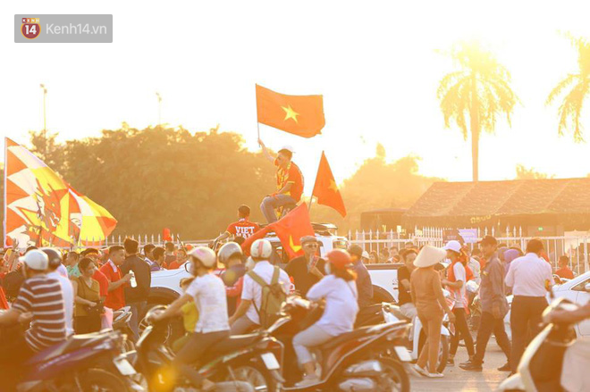 Cổ động viên cả nước vỡ òa cảm xúc trước bàn thắng của Anh Đức nâng tỷ số lên 2-0-62