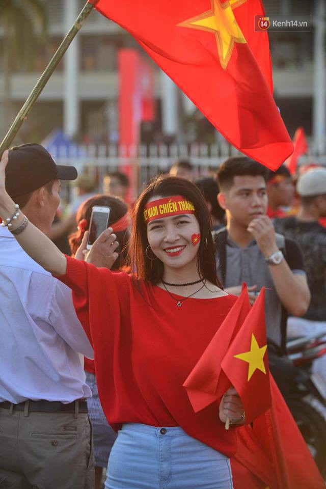 Cổ động viên cả nước vỡ òa cảm xúc trước bàn thắng của Anh Đức nâng tỷ số lên 2-0-48