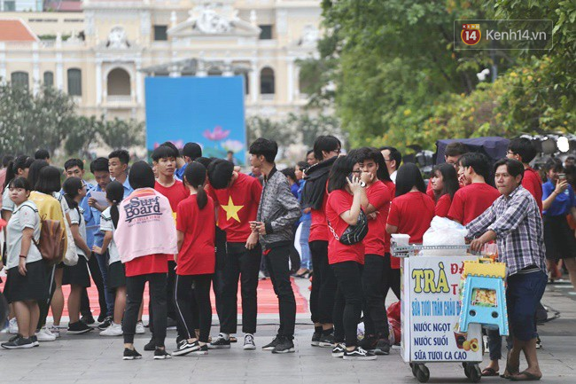 Cổ động viên cả nước vỡ òa cảm xúc trước bàn thắng của Anh Đức nâng tỷ số lên 2-0-56