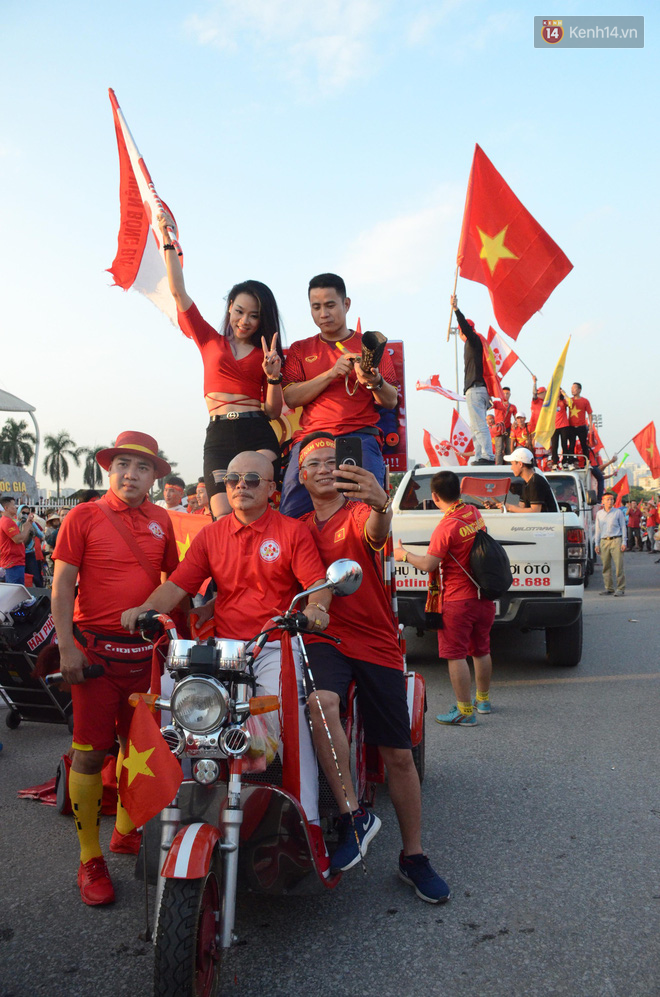 Cổ động viên cả nước vỡ òa cảm xúc trước bàn thắng của Anh Đức nâng tỷ số lên 2-0-66