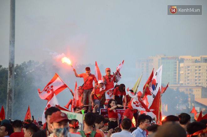Cổ động viên cả nước vỡ òa cảm xúc trước bàn thắng của Anh Đức nâng tỷ số lên 2-0-67