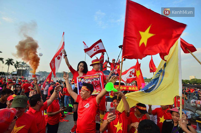 Cổ động viên cả nước vỡ òa cảm xúc trước bàn thắng của Anh Đức nâng tỷ số lên 2-0-50