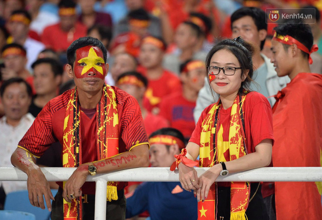 Cổ động viên cả nước vỡ òa cảm xúc trước bàn thắng của Anh Đức nâng tỷ số lên 2-0-31