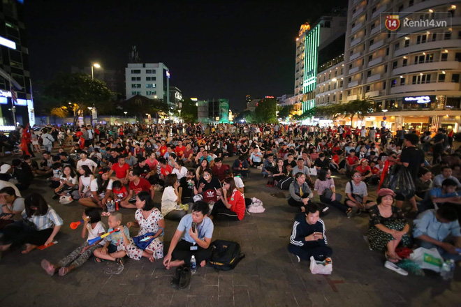 Cổ động viên cả nước vỡ òa cảm xúc trước bàn thắng của Anh Đức nâng tỷ số lên 2-0-24