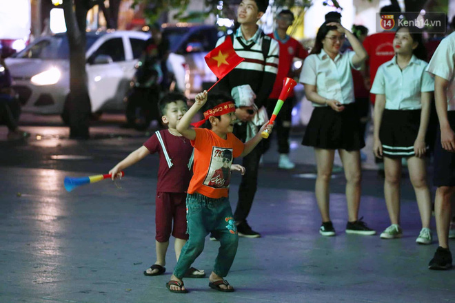 Cổ động viên cả nước vỡ òa cảm xúc trước bàn thắng của Anh Đức nâng tỷ số lên 2-0-36