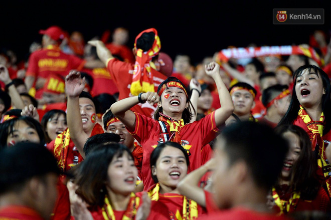 Cổ động viên cả nước vỡ òa cảm xúc trước bàn thắng của Anh Đức nâng tỷ số lên 2-0-32