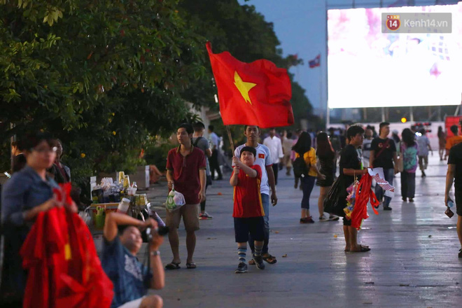Cổ động viên cả nước vỡ òa cảm xúc trước bàn thắng của Anh Đức nâng tỷ số lên 2-0-35