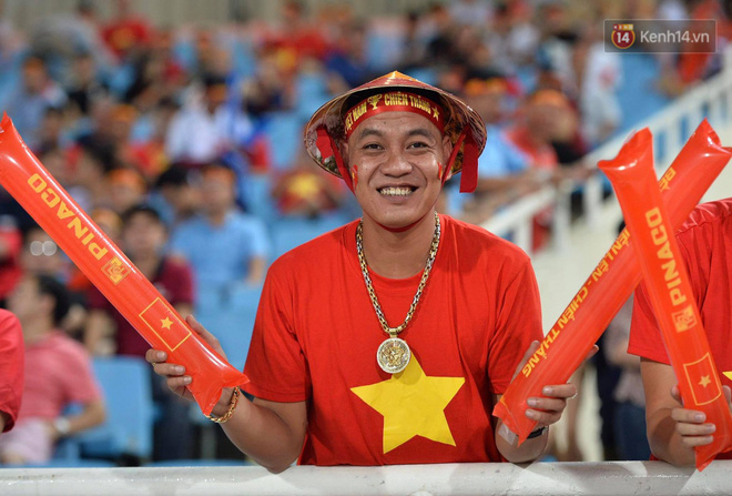 Cổ động viên cả nước vỡ òa cảm xúc trước bàn thắng của Anh Đức nâng tỷ số lên 2-0-33