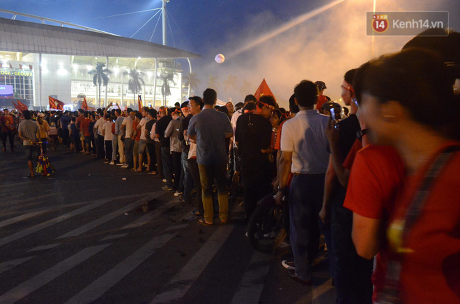 Cổ động viên cả nước vỡ òa cảm xúc trước bàn thắng của Anh Đức nâng tỷ số lên 2-0-42