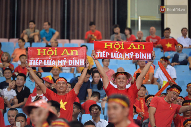 Cổ động viên cả nước vỡ òa cảm xúc trước bàn thắng của Anh Đức nâng tỷ số lên 2-0-30
