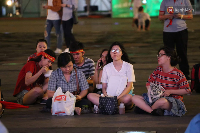 Cổ động viên cả nước vỡ òa cảm xúc trước bàn thắng của Anh Đức nâng tỷ số lên 2-0-26