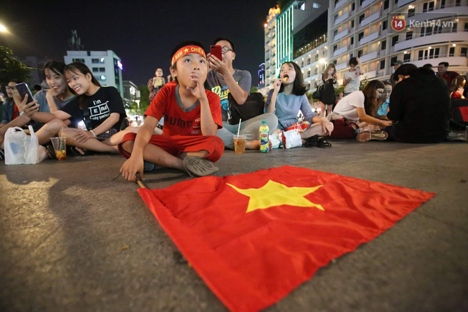 Cổ động viên cả nước vỡ òa cảm xúc trước bàn thắng của Anh Đức nâng tỷ số lên 2-0-27