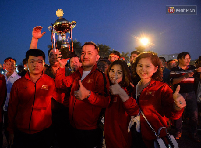 Cổ động viên cả nước vỡ òa cảm xúc trước bàn thắng của Anh Đức nâng tỷ số lên 2-0-41