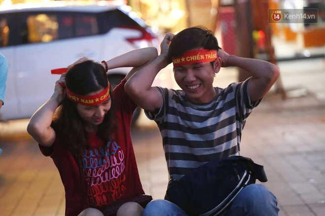 Cổ động viên cả nước vỡ òa cảm xúc trước bàn thắng của Anh Đức nâng tỷ số lên 2-0-37