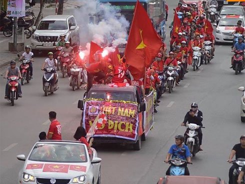 Loạt CĐV nữ xinh xắn chiếm spotlight trước đại chiến Việt Nam - Malaysia-10