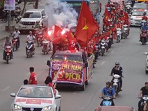 Bất chấp án phạt, fan đốt pháo sáng rực trời bên ngoài sân Mỹ Đình Bất chấp án phạt, fan đốt pháo sáng rực trời bên ngoài sân Mỹ Đình