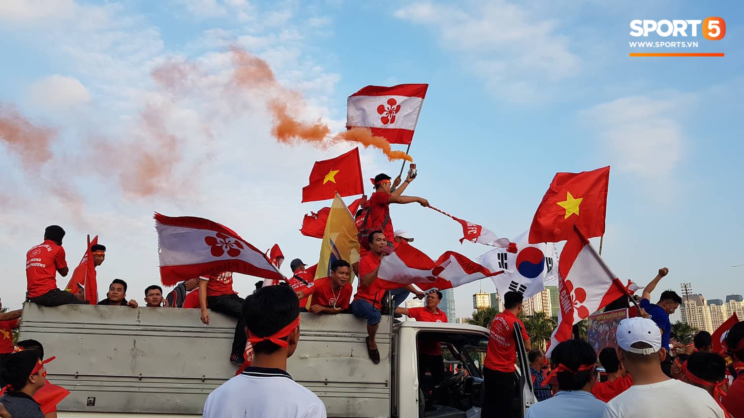 Bất chấp án phạt, fan đốt pháo sáng rực trời bên ngoài sân Mỹ Đình-7