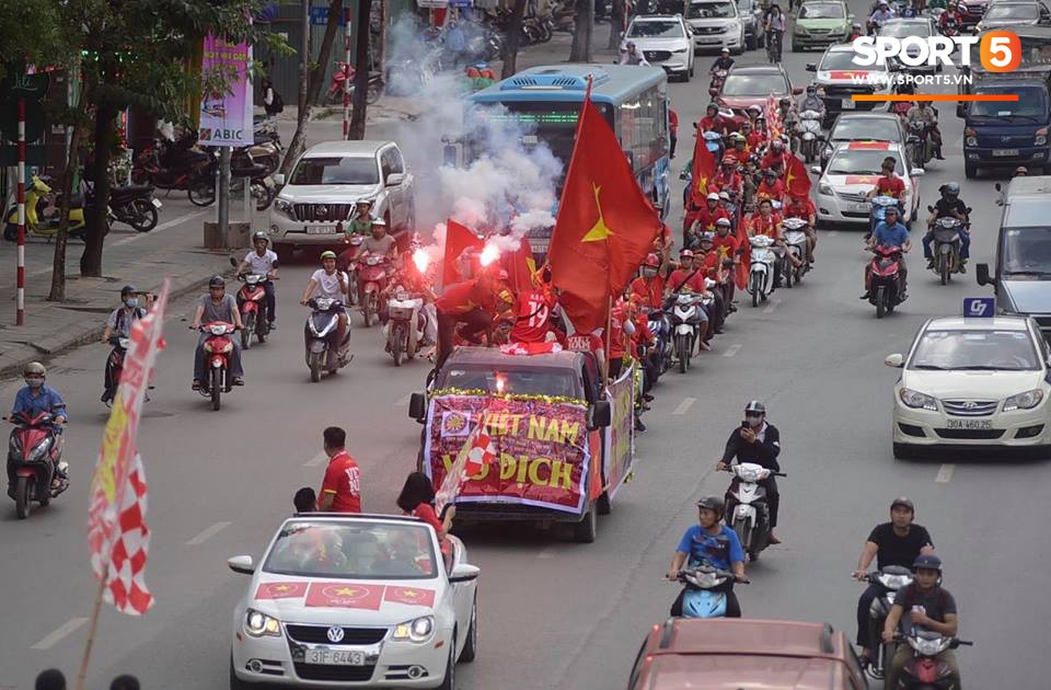 Bất chấp án phạt, fan đốt pháo sáng rực trời bên ngoài sân Mỹ Đình-1