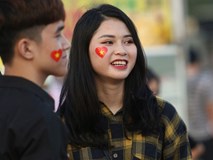 Loạt CĐV nữ xinh xắn chiếm spotlight trước "đại chiến" Việt Nam - Malaysia Loạt CĐV nữ xinh xắn chiếm spotlight trước "đại chiến" Việt Nam - Malaysia