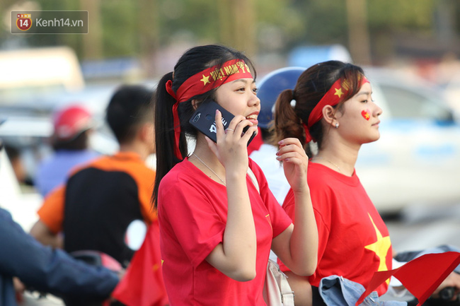 Loạt CĐV nữ xinh xắn chiếm spotlight trước đại chiến Việt Nam - Malaysia-1