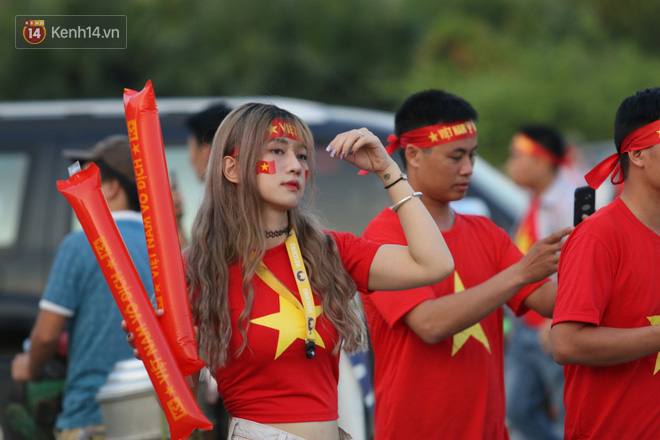 Loạt CĐV nữ xinh xắn chiếm spotlight trước đại chiến Việt Nam - Malaysia-2