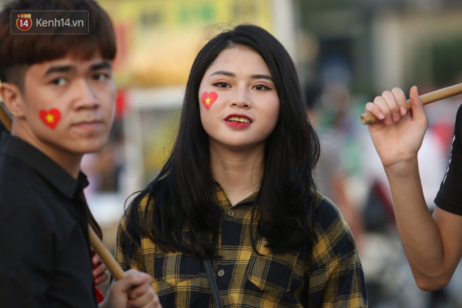 Loạt CĐV nữ xinh xắn chiếm spotlight trước đại chiến Việt Nam - Malaysia-3