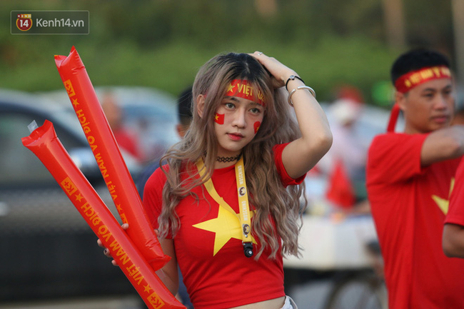 Loạt CĐV nữ xinh xắn chiếm spotlight trước đại chiến Việt Nam - Malaysia-4