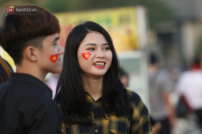 Loạt CĐV nữ xinh xắn chiếm spotlight trước đại chiến Việt Nam - Malaysia-7