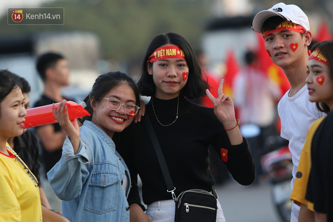 Loạt CĐV nữ xinh xắn chiếm spotlight trước đại chiến Việt Nam - Malaysia-8