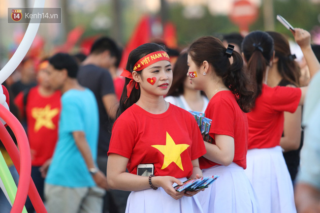 Loạt CĐV nữ xinh xắn chiếm spotlight trước đại chiến Việt Nam - Malaysia-9