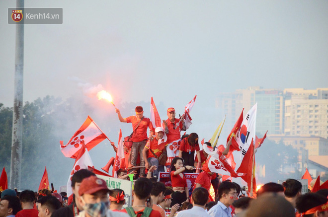 Fan Malaysia đại náo trên phố cổ Hà Nội trước cuộc so tài với Việt Nam ở AFF Cup 2018-2