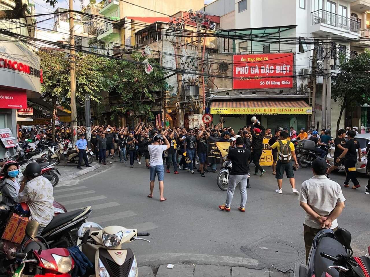 Fan Malaysia đại náo trên phố cổ Hà Nội trước cuộc so tài với Việt Nam ở AFF Cup 2018-1