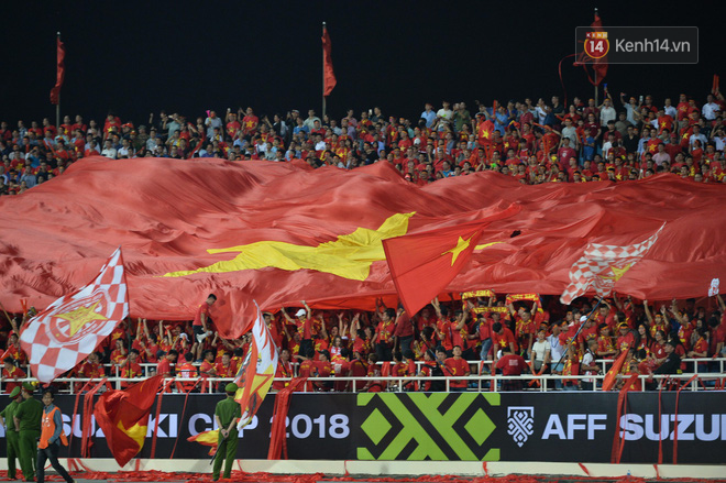 Cổ động viên cả nước vỡ òa cảm xúc trước bàn thắng của Anh Đức nâng tỷ số lên 2-0-17