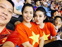 Huyền My cùng gia đình rạng rỡ tại SVĐ Mỹ Đình, Đỗ Mỹ Linh cổ vũ nồng nhiệt cho đội tuyển Việt Nam tại nhà Huyền My cùng gia đình rạng rỡ tại SVĐ Mỹ Đình, Đỗ Mỹ Linh cổ vũ nồng nhiệt cho đội tuyển Việt Nam tại nhà