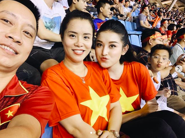 Huyền My cùng gia đình rạng rỡ tại SVĐ Mỹ Đình, Đỗ Mỹ Linh cổ vũ nồng nhiệt cho đội tuyển Việt Nam tại nhà-1