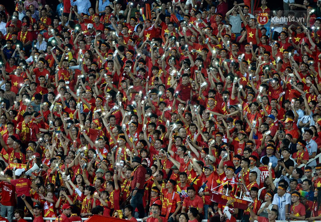 Cổ động viên cả nước vỡ òa cảm xúc trước bàn thắng của Anh Đức nâng tỷ số lên 2-0-15