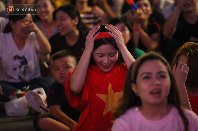 Cổ động viên cả nước vỡ òa cảm xúc trước bàn thắng của Anh Đức nâng tỷ số lên 2-0-13