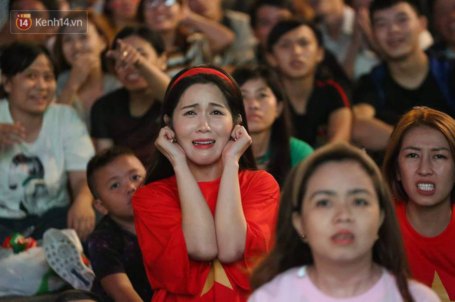 Cổ động viên cả nước vỡ òa cảm xúc trước bàn thắng của Anh Đức nâng tỷ số lên 2-0-12