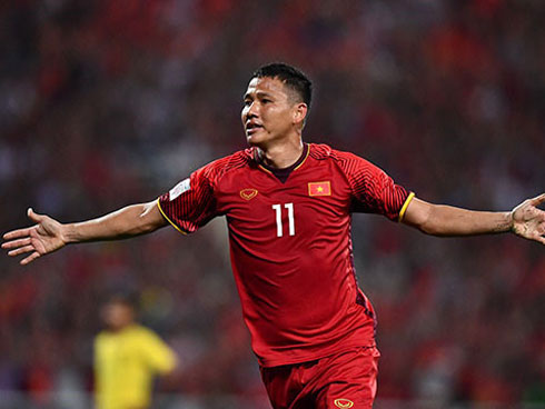 Chỉ xuất hiện vài giây trên tivi nhưng 2 nàng CĐV đã được dân tình ráo riết đi tìm vì quá xinh-11