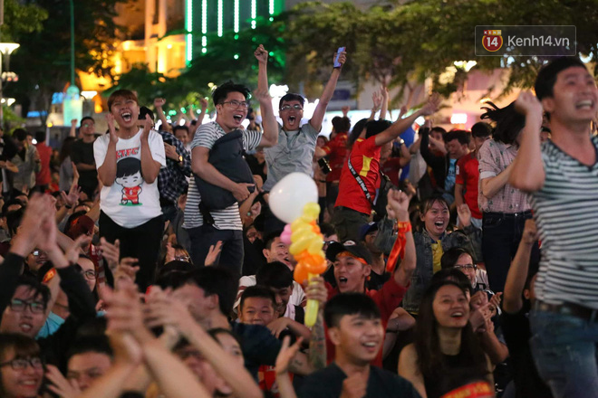 Cổ động viên cả nước vỡ òa cảm xúc trước bàn thắng của Anh Đức nâng tỷ số lên 2-0-7