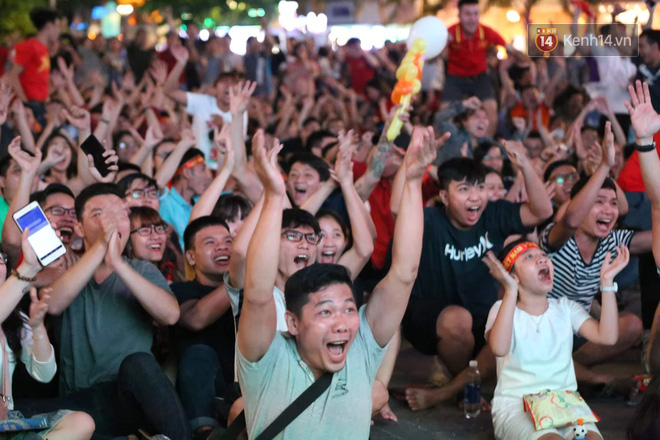 Cổ động viên cả nước vỡ òa cảm xúc trước bàn thắng của Anh Đức nâng tỷ số lên 2-0-8